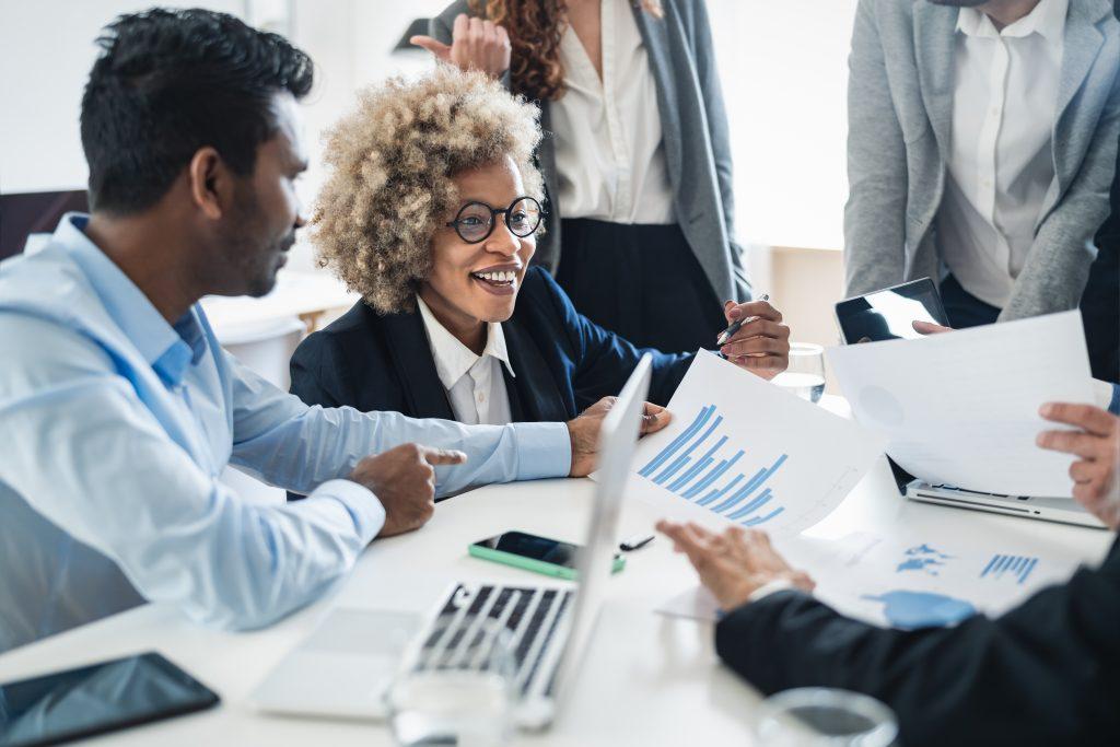 Hommes d'affaires multiraciaux travaillant ensemble dans un bureau moderne - Concept d'entrepreneuriat